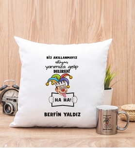 Kişiye Özel Biz Akıllanmayız Tasarım Esprili  Kare Yastık ve Silver Kupa