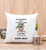Kişiye Özel Biz Akıllanmayız Tasarım Esprili  Kare Yastık ve Silver Kupa