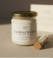 Sandal Ağacı Kokulu El Yapımı Mum 140 gr – Premium Hediye Paketi & Kibrit Hediyeli