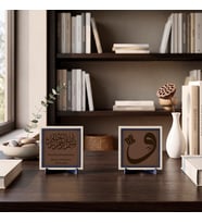 Modern Çalışma Alanları İçin Süslemeli Vav Harfi ve Deri Zeminli Türkçe Meâlli Bismillah İkili Masaüstü Objesi 10x10 cm, Açık Kahve - Açık Kahve