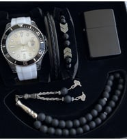 Beyaz Silikon Kordon Takvimli Erkek Kol Saati Özel Kutulu: İki Adet Bileklik, Zippo Tip Çakmak, Tespih ve Premium Sportif ve Şık Rolex Model Beyaz Erkek Kol Saati Seti Erkek Arkadaşa Kardeşe Kuzene Babaya Özel Doğum Günü Hediyesi