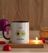 Kişiye Özel Sevimli Avokado Desenli Ahşap Altlıklı Mumlu Siyah Kupa