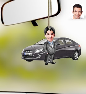 BK Gift Kişiye Özel Erkek Hyundai Accent Karikatürlü Ahşap Plakalı Araba Dikiz Ayna Süsü-1 , Arkadaşa Hediye, Sevgiliye Hediye, Araba Hediyesi (Beyaz)