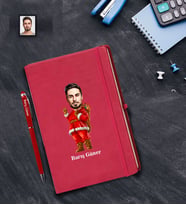 Kişiye Özel Yılbaşı Erkek Karikatürlü Kırmızı Defter Kalem Hediye Seti Model-14