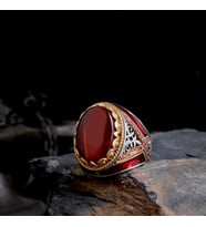 Erkek 925 Ayar Gümüş Yüzük – El İşçiliği Desenli Özel Taşlı Model (Kırmızı)