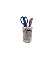 KALEMLİK PEMBE ELBİSELİ KADIN MODEL SERAMİK OFİS GERECİ  7X7X11CM