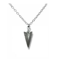 Triangle Ok Ucu Figürlü Metal Kolye 60 cm Zincir – Modern ve Şık Geometrik Tasarım (Gümüş)
