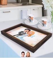 BK Gift Kişiye Özel Evleniyoruz Karikatürlü Doğal Ahşap Tepsi ve 2’li Kahve Fincan Seti-5