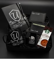 Kişiye Özel Siyah Ajanda Defter & Siyah Kupa & Cüzdan & Kartvizitlik & Zippo Tarzı Çakmak & Tükenmez Kalem & Caffe Mocha Hediye Seti (Model 1)