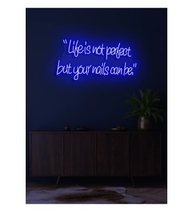 “Life is not perfect but your nails can be.”Yazılı Neon Tabela