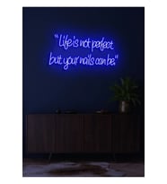 “Life is not perfect but your nails can be.”Yazılı Neon Tabela