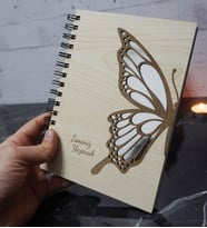 Kişiye Özel Kelebek Desenli Ahşap Kapaklı Defter - Ajanda - İsme Özel - A5 60 Yaprak (120 SAYFA) Hediyelik (Gümüş)