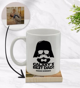 BK Gift Kişiye Özel Galaksinin En İyi Babası Tasarımlı Beyaz Kupa Bardak ve Ahşap Bardak Altlığı Hediye Seti - Model 2