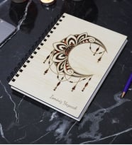 Kişiye Özel Ay Mandala Desenli Ahşap Kapaklı Defter - Ajanda - İsme Özel - A5 60 Yaprak (120 SAYFA) Hediyelik (Turuncu)