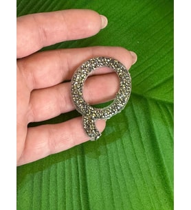5X3 CM ÜTÜ İLE YAPIŞAN TAŞLI Q HARFİ ARMA