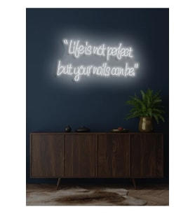 “Life is not perfect but your nails can be.”Yazılı Neon Tabela