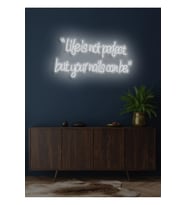 “Life is not perfect but your nails can be.”Yazılı Neon Tabela