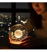 Satrün Kız Model Ahşap Altlıklı USB LED Kristal Cam Küre Gece Lambası – Dekoratif Ortam Işığı (Karışık)