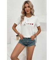 Küçük Kalp Figürlü Kadın Beyaz Tişört - Şık ve Minimalist Tasarım Yazlık Kısa Kol T-Shirt
