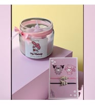 My Melody Hediye Seti – 1 Adet Çilek Kokulu My Melody Mum + 1 Çift My Melody Bileklik (Şeker Pembesi)