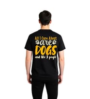 Köpekler ve Üç İnsan Baskılı Erkek Tişört