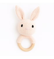 El Örgüsü Tavşan Çıngırak – Diş Kaşıyıcı Ahşap Halka, Organik Bebek Oyuncağı (Pudra Pembe)
