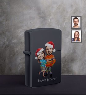 Kişiye Özel Yılbaşı Sevgili Karikatürlü UV Baskılı Siyah Benzinli Çakmak Model-7