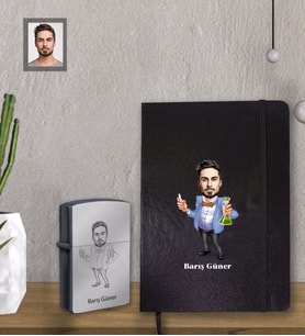 Kişiye Özel Yılbaşı Erkek Karikatürlü Siyah Defter Çakmak Hediye Seti Bay-18 (Model 1)