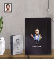 Kişiye Özel Yılbaşı Erkek Karikatürlü Siyah Defter Çakmak Hediye Seti Bay-18 (Model 1)