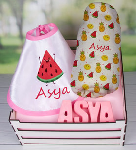 eJOYA Ahşap Sandıkta Kişiye Özel Önlük Battaniye Ve Taş İsimlik Bebek Hediye Seti 109713 (Pembe)