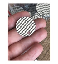 LAZER KESİM SİYAH BEYAZ ÇİZGİLİ DELİKLİ ÇANTA PULU SUPLA PULU OYA PULU 3X3 CM 50 GR