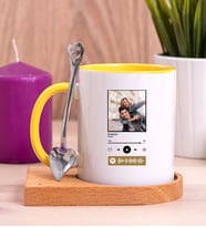 Kişiye Özel Spotify Tasarım Fotoğraflı Ahşap Altlıklı Sarı Kupa Bardak