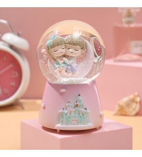Ay Üstünde Sevgili Temalı Işıklı Müzikli Kar Küresi (Pembe)