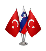 Masa Üstü Slovenya Bayrağı Türk Bayrağı Üçlü Krom Direk Masa Bayrak Seti