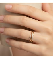 STİL İNCİSİ/XUPING JEWELRY ÇAPRAZ ZİRKON TAŞLI YÜZÜK (Altın Rengi)