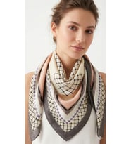 Bej Pudra Geometrik Desenli Polyester Şal 90x90 cm