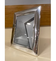 FOTOGRAF ÇERÇEVESİ GÜMÜŞ METAL PİRİNÇ 15X20