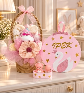 YENİ DOĞAN KIZ BEBEK TEKSTİL HEDİYE SEPETİ -ZARİF KUĞU KİŞİYE ÖZEL İSİMLİ KAPI DUVAR SÜSÜ-AYICIKLI MUM SETİ (Pembe)