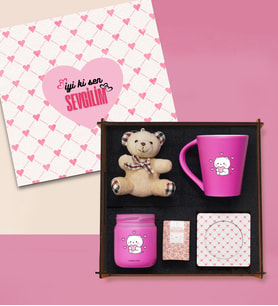 Sevgiliye Özel Ahşap Kutulu Hediye Seti – Peluş Anahtarlık, Pembe Kupa, Kokulu Mum, Kahve & Bardak Altlığı
