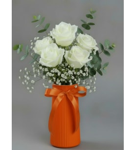 Turuncu Çizgili Polimer Vazoda 5 Beyaz Gül