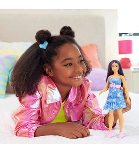 Barbie Fashionistas Doll #231 Mor Saçlı, Pembe Kuşaklı Ve Çizmeli Straplez Denim Kelebek Baskı Elbis (Çok Renkli)