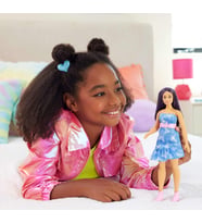 Barbie Fashionistas Doll #231 Mor Saçlı, Pembe Kuşaklı Ve Çizmeli Straplez Denim Kelebek Baskı Elbis (Çok Renkli)