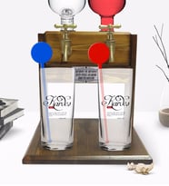 BK Gift Kişiye Özel Renkli Baskılı Mânâ Kardeş Tasarımlı İkili Vodka Bardağı ve Çift Musluklu Doğal Ahşap Vodka Standı-1 (Model 1)