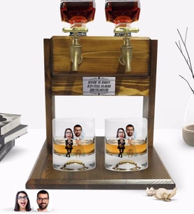 BK Gift Kişiye Özel Renkli Baskılı Sevgililer Karikatürlü İkili Viski Bardağı ve Çift Musluklu Doğal Ahşap Viski Standı-16 (Model 1)