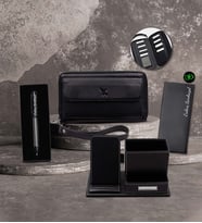 Kişiye Özel Dama Detaylı Tükenmez Kalem & Hakiki Deri Unisex Portföy Cüzdan & 10000mAh Siyah Powerbank & Masaüstü Telefonlu Kalemlik Premium Hediye Seti (Siyah)