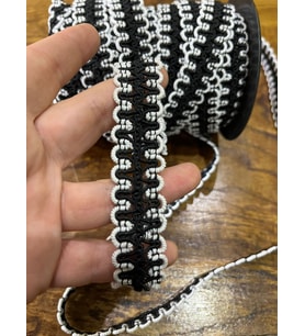 SİYAH BEYAZ DESENLİ TRİKO ÖRME ŞERİT DİKİŞ AKSESUARI EN 2 CM (1 METRE )