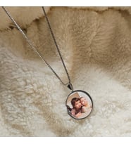 Anı kolyesi fotograflı Kapaklı kolye gümüş renk çelik kolye kişiye özel kolye Unisex Hediye Kutulu Kişiye Özel Tasarım Anı Kolyesi Fotoğraflı Kolye Anneye Hediye, Doğum Günü Hediyesi, Sevgiliye Hediye, Arkadaşa Hediye, Eşe Hediye