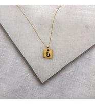Kişiye Özel 925 Ayar Gümüş Minimal Plaka Old English Font Harf Kolye (Gold)
