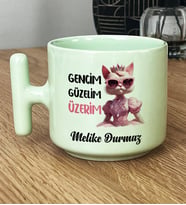 Kişiye Özel Gencim Güzelim Üzerim Hediye Pastel T Kupa (Yeşil)
