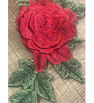 24X12 CM KABARTMA NAKIŞ İŞLEME GÜL VE YEŞİL YAPRAKLI APLİKE ARMA YAMA DİKİŞ AKSESUARI